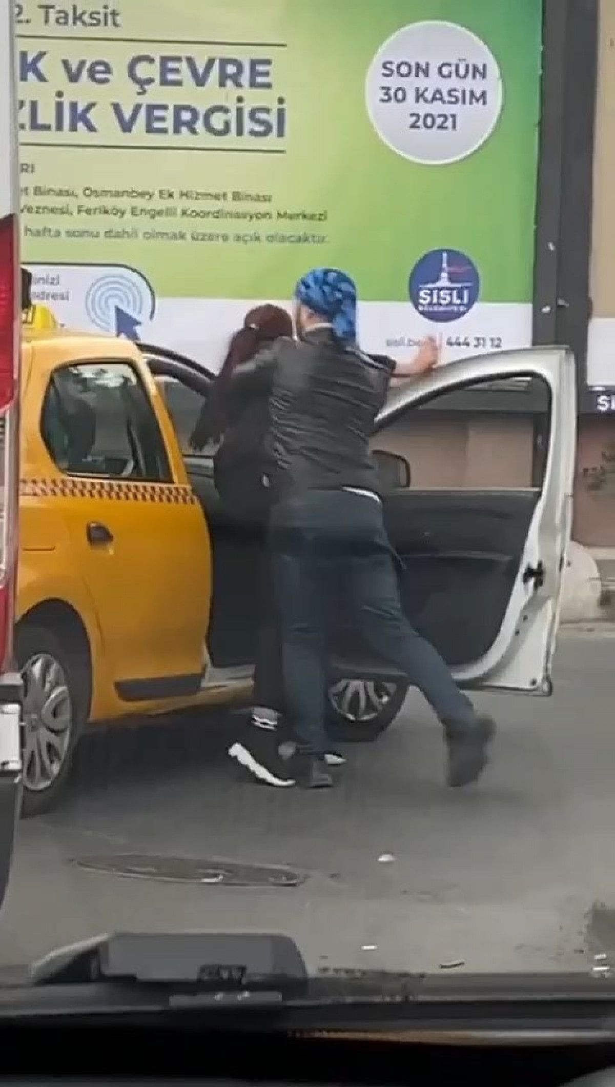 Taksi yolcusu ve sürücü kursu eğitmeni arasında arbede yaşandı