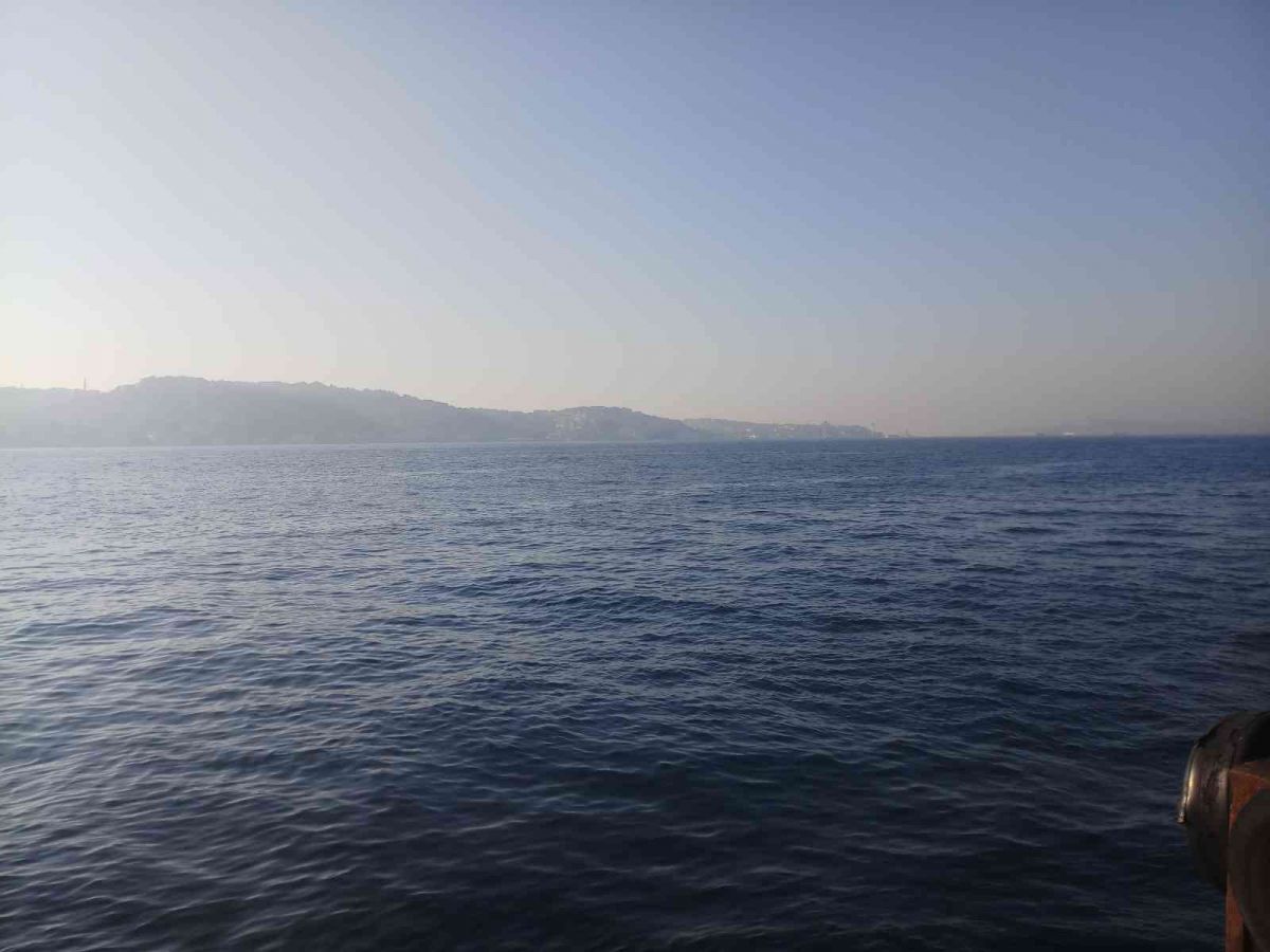 İstanbul'daki sis, gemi trafiğini durdurdu