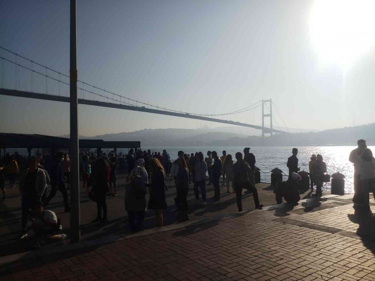 İstanbul'daki sis, gemi trafiğini durdurdu