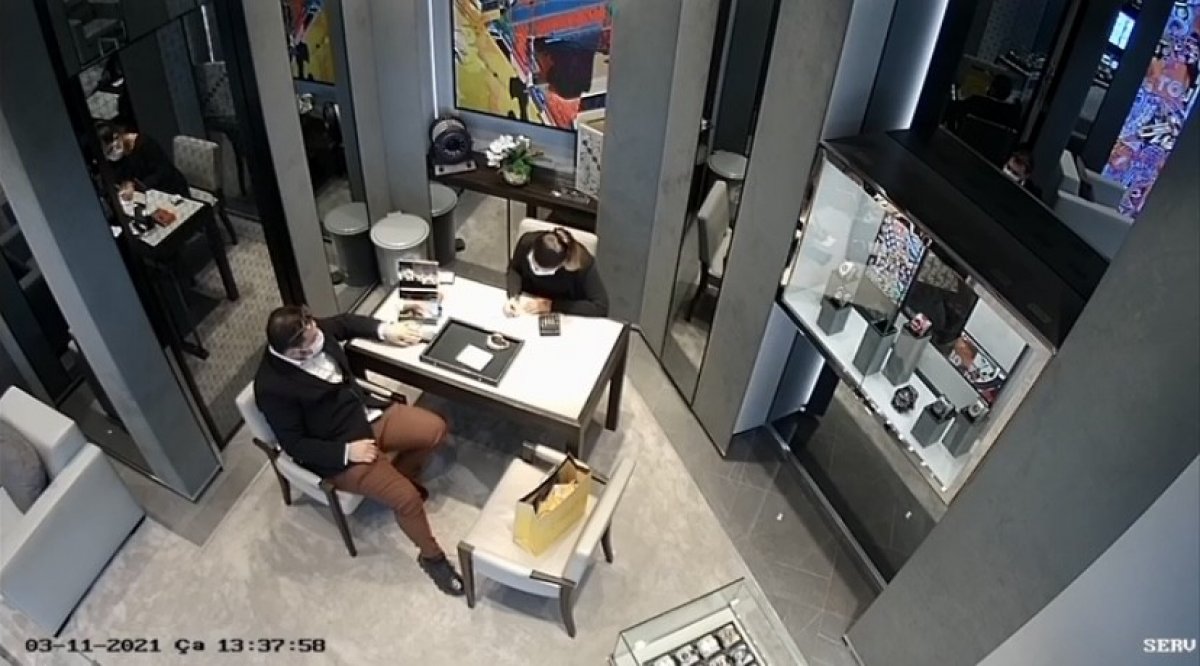 İstinye'de lüks mağazadan 972 bin 625 lira değerindeki saati çaldı