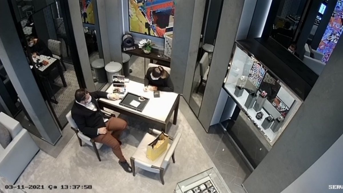 İstinye'de lüks mağazadan 972 bin 625 lira değerindeki saati çaldı