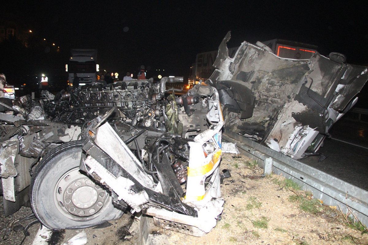 İzmir'de gerçekleşen kaza sonrası tırın kupası ikiye ayrıldı