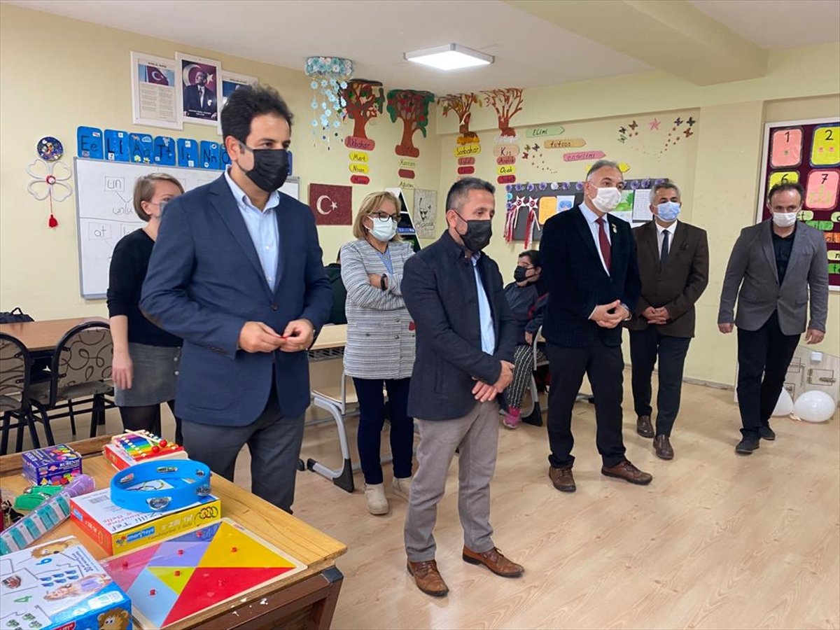 İzmir'de İlkay Gündoğan'ın desteğiyle otizmliler için özel materyal donanımlı sınıf açıldı