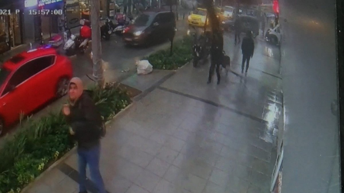 Kağıthane'de yola düşen çatı anne ile çocuğunu yaraladı