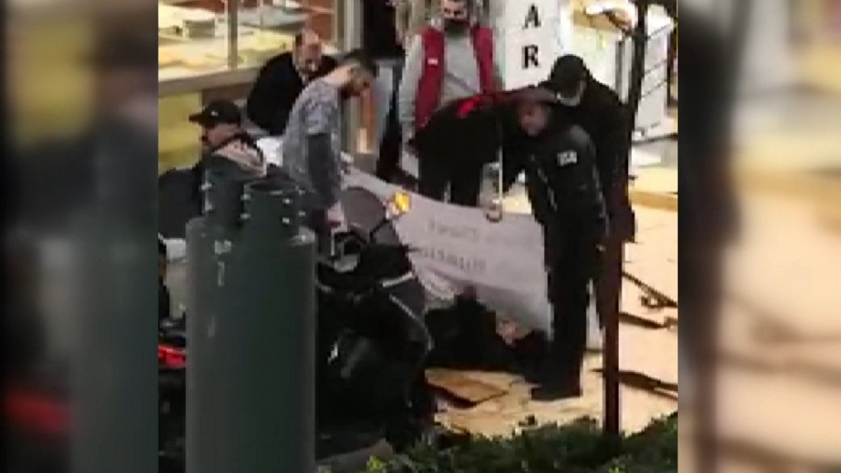 Kağıthane'de yola düşen çatı anne ile çocuğunu yaraladı