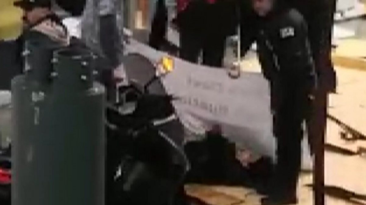 Kağıthane'de yola düşen çatı anne ile çocuğunu yaraladı