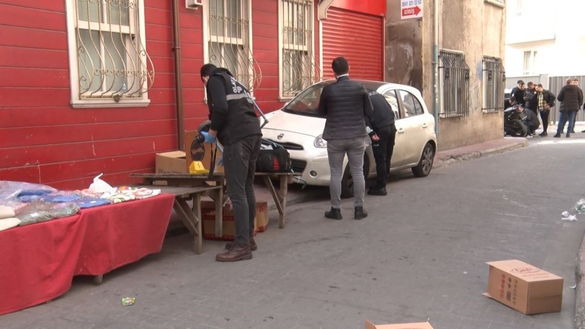 Kasımpaşa'da saldırganlar sokak ortasında kurşun yağdırdı