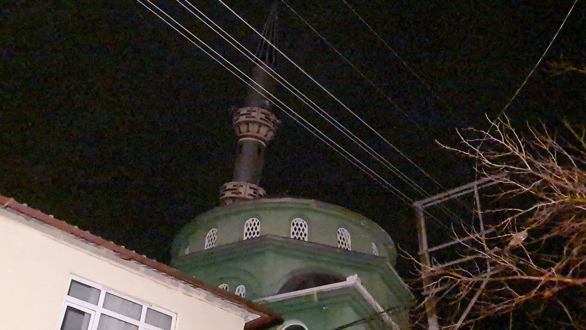 Kocaeli'de fırtınaya dayanamayan 2 caminin minaresi yan yattı