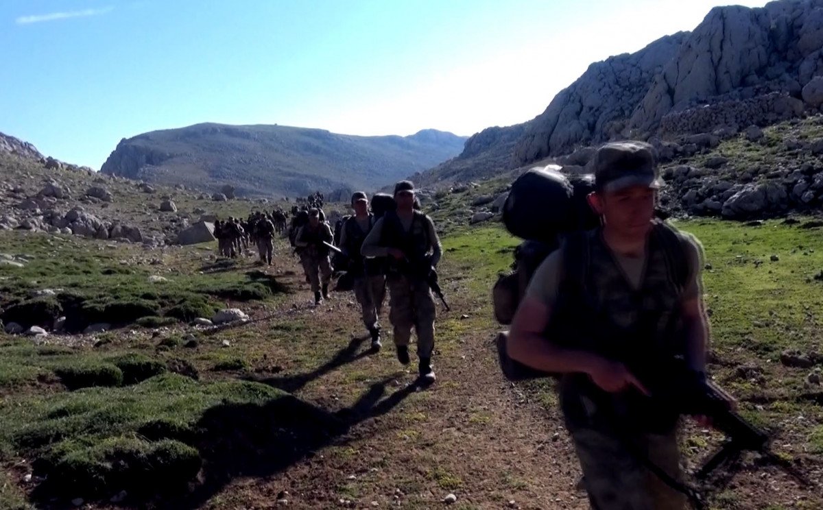 Komandolar şehitler anısına Davraz Dağı'na tırmandı