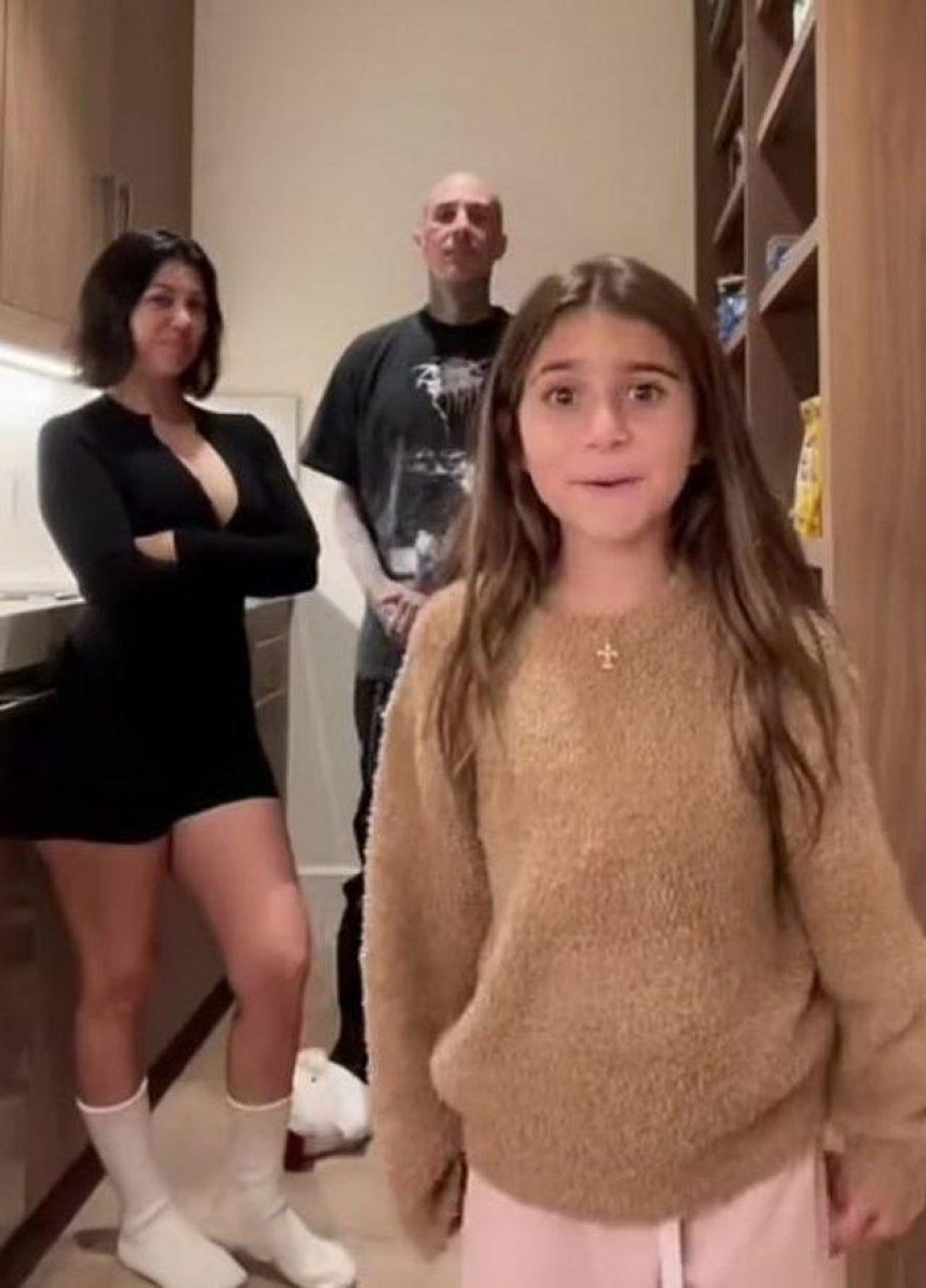 Kourtney Kardashian, kızının yanında öpüştü