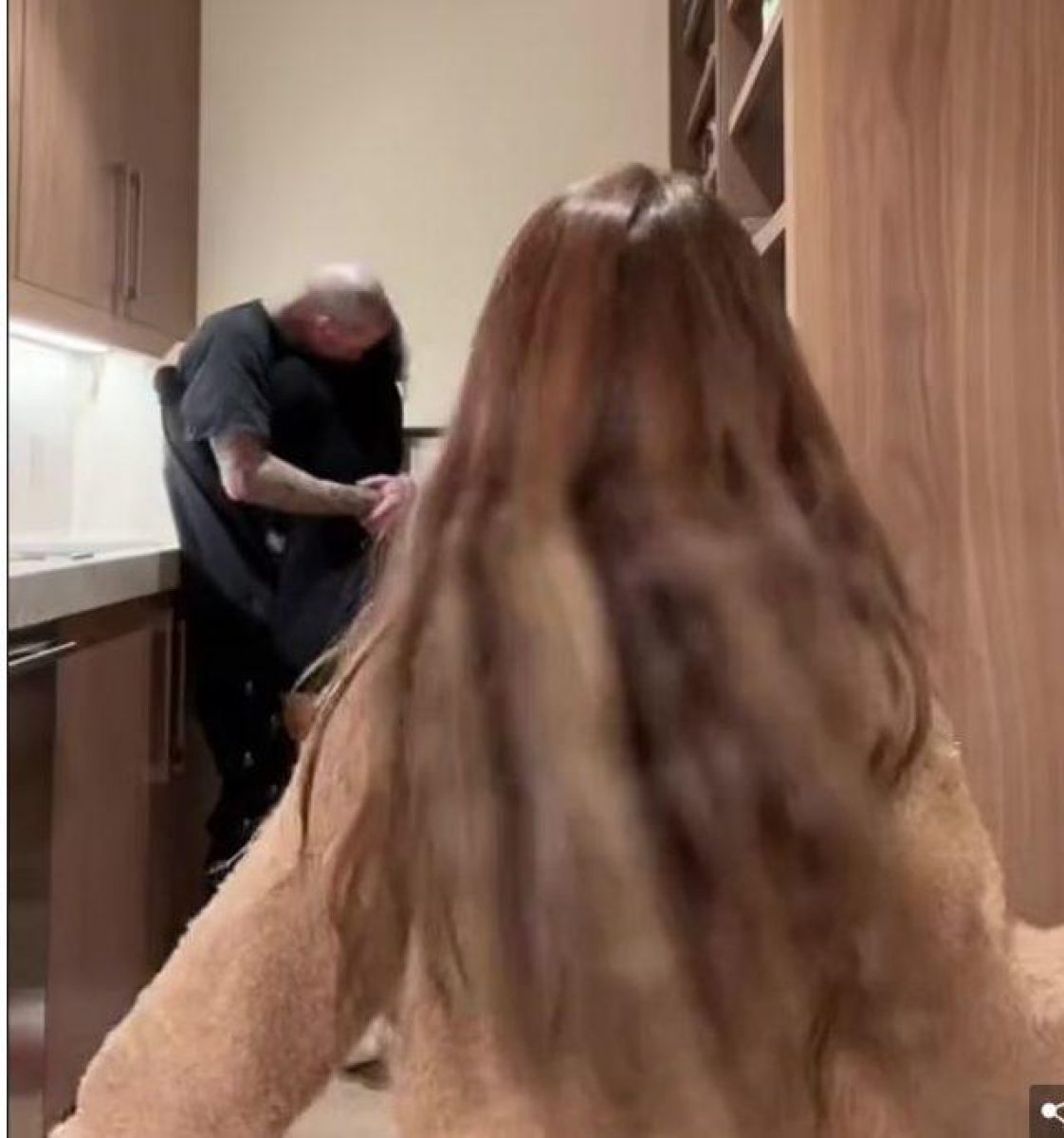 Kourtney Kardashian, kızının yanında öpüştü