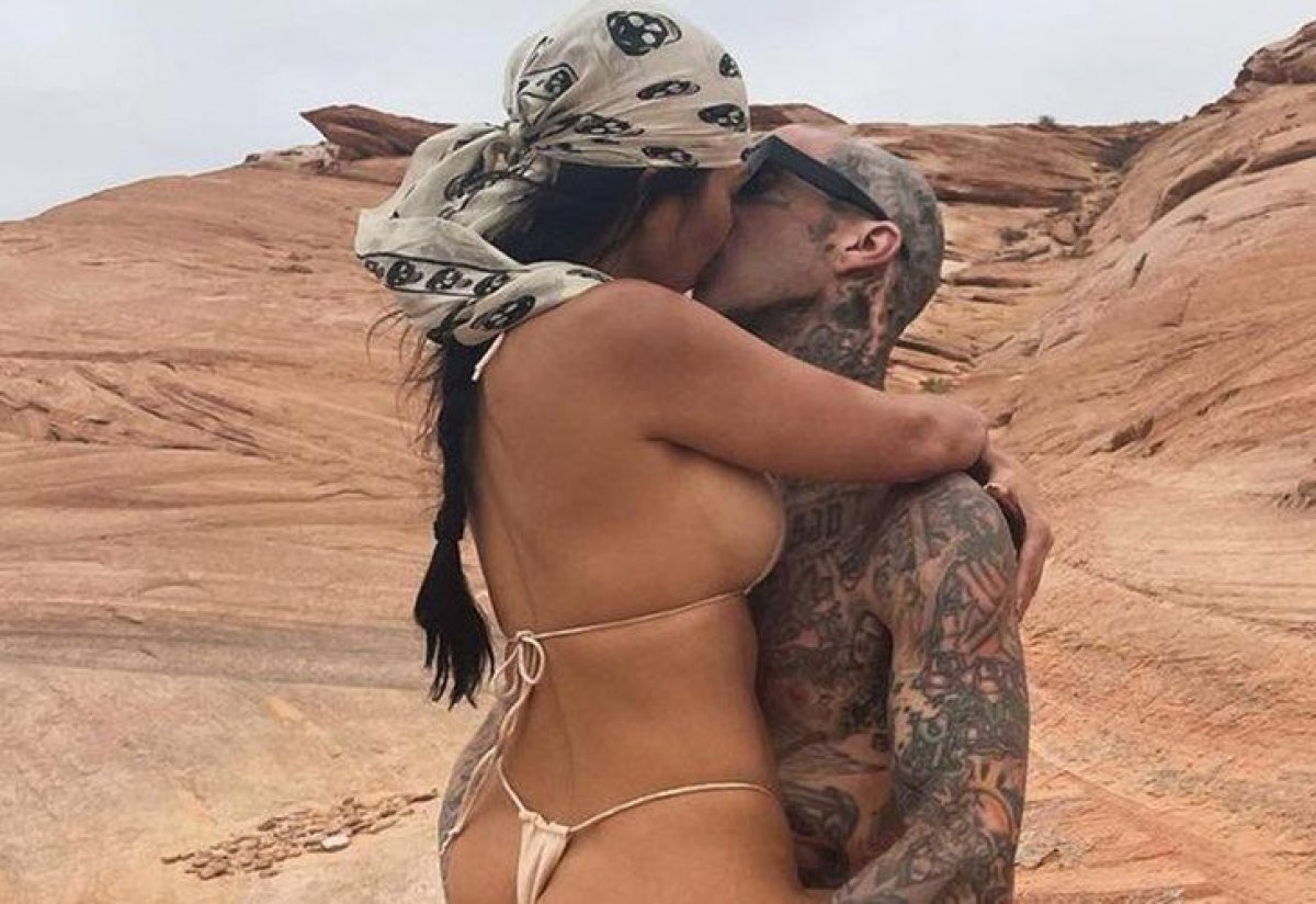 Kourtney Kardashian, kızının yanında öpüştü