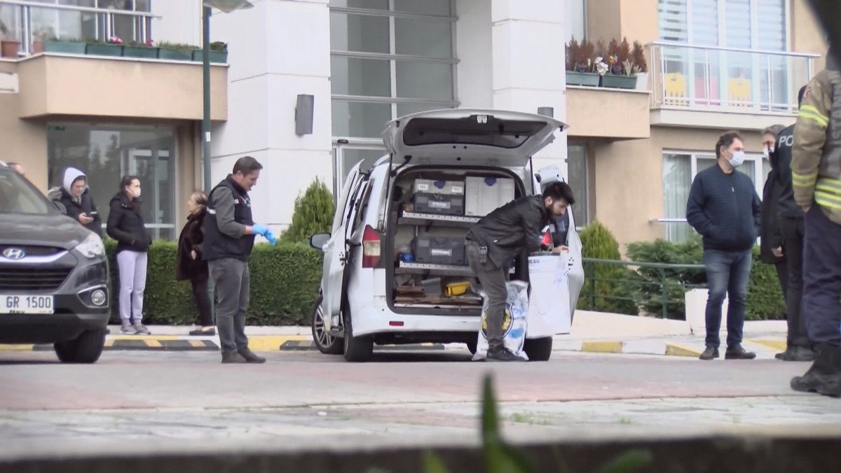 Küçükçekmece'de anne ve babasını öldürüp, intihar etti