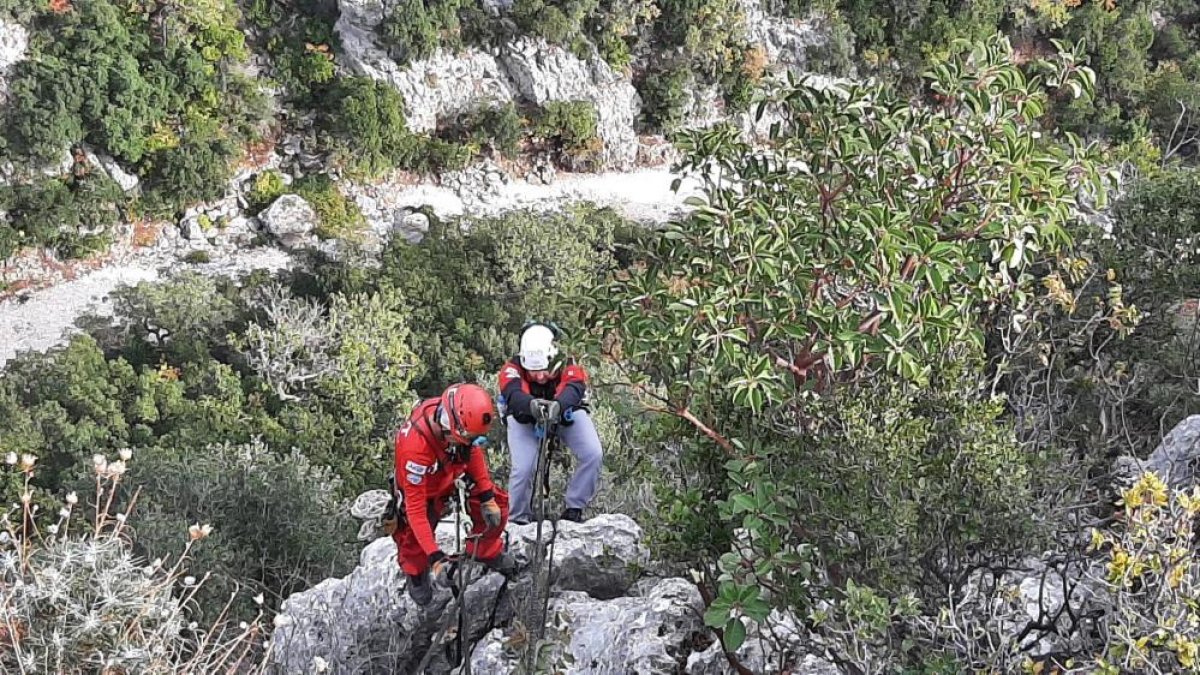Mersin'de 100 metre aşağıda keçi kurtarma operasyonu