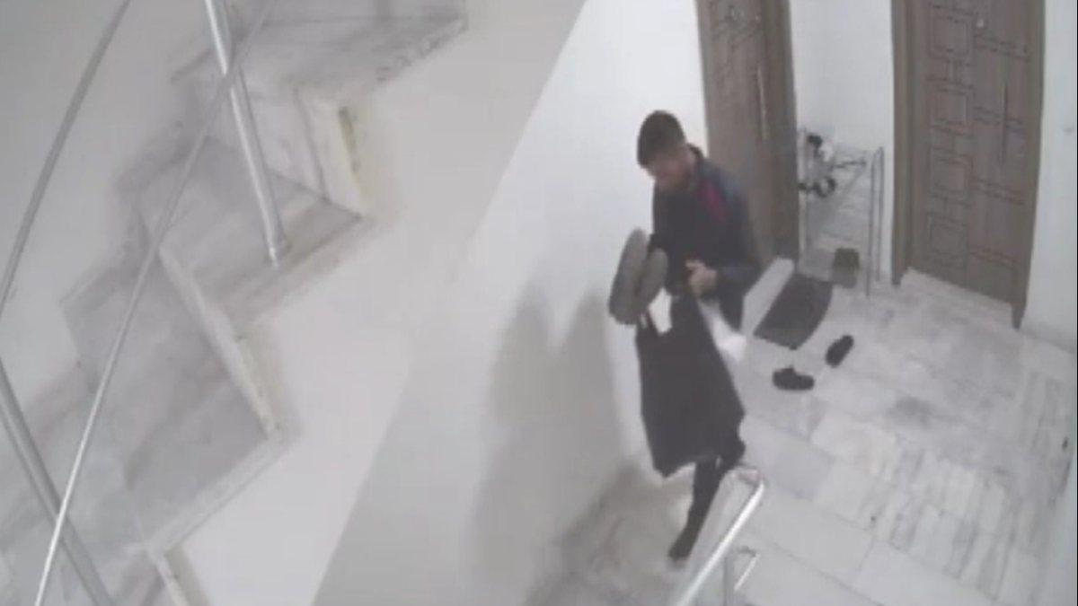 Mersin&#039;deki hırsız, ayakkabı çalarken beğendiklerini seçti