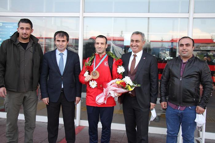 Milli judocu Erkan Esenboğa, çiçeklerle karşılandı