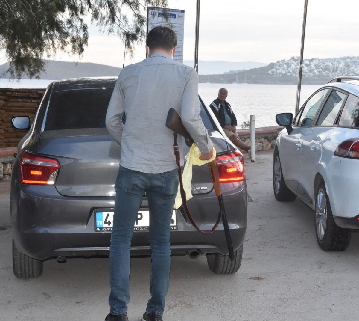 Muğla'da kendisine havlayan köpeğe öfkelenip ateş açtı