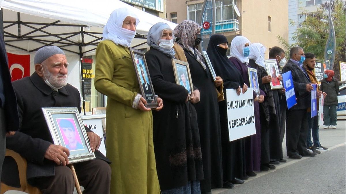 Muş'taki evlat nöbetine 22 yıldır oğlunu bekleyen anne de katıldı