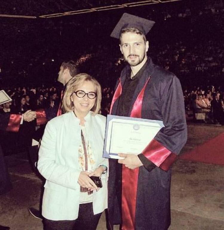 Okul da bitti staj da... Sinan Engin'in kızı Elif Engin avukat oldu!