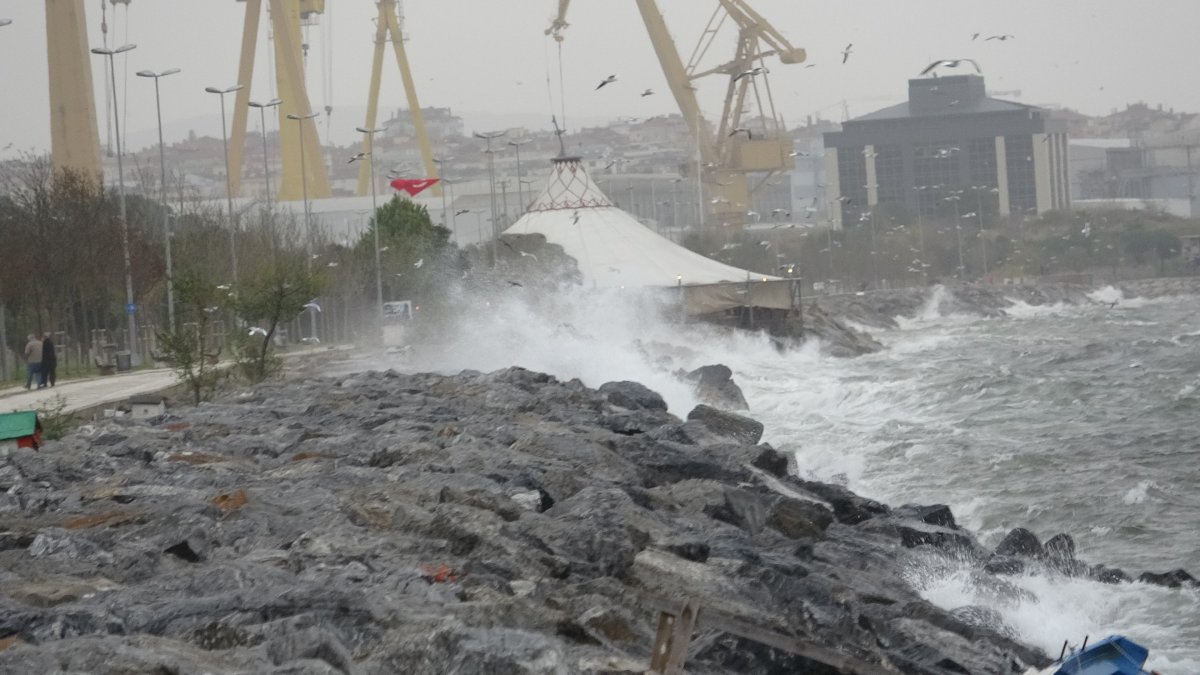 Pendik’te 2 balıkçı teknesi battı