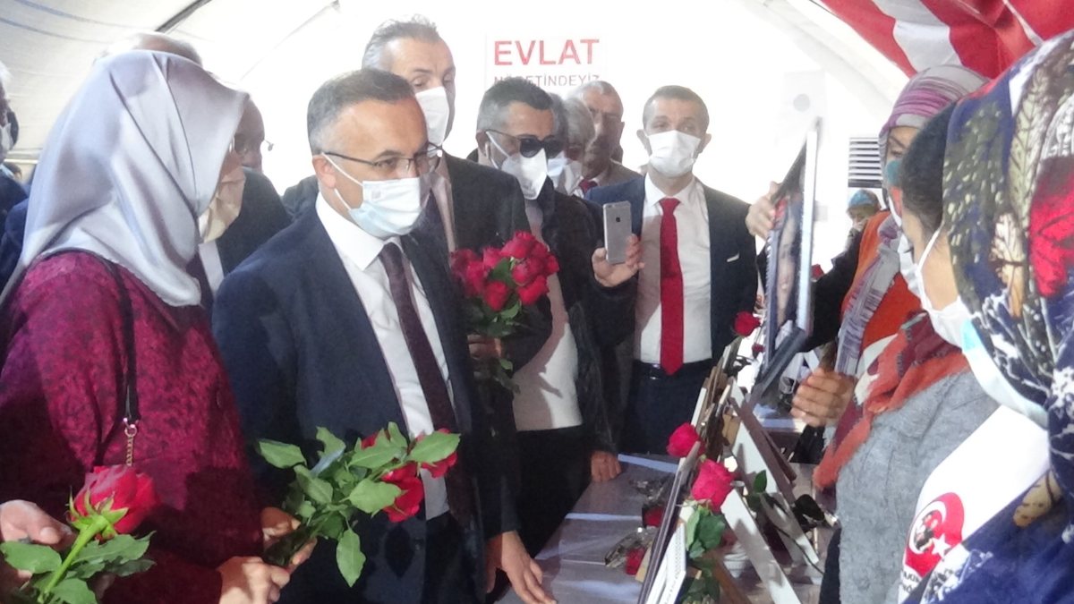 Rize Valisi Kemal Çeber, evlat nöbetindeki ailelerle buluştu