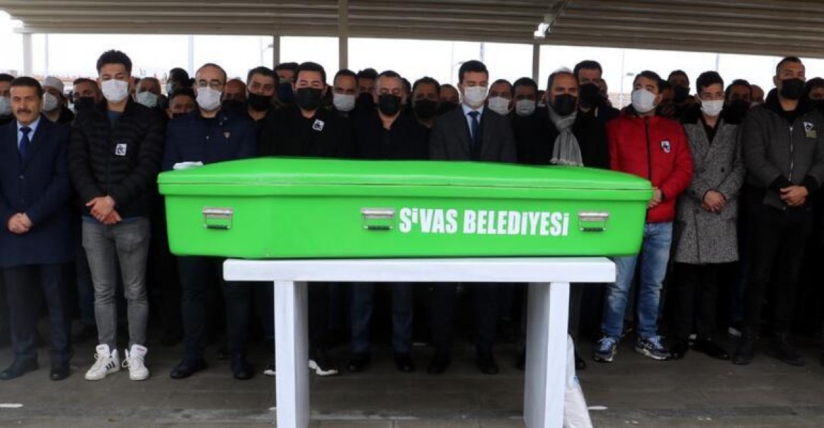 Şarkıcı Serkan Kaya, babasını son yolculuğa uğurladı