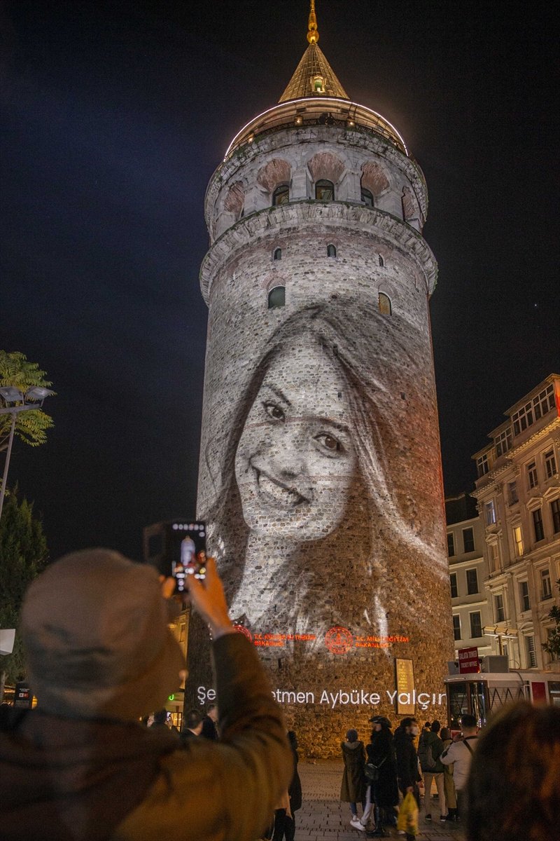 Şehit öğretmenler Galata Kulesi'nde fotoğraflarıyla anıldı