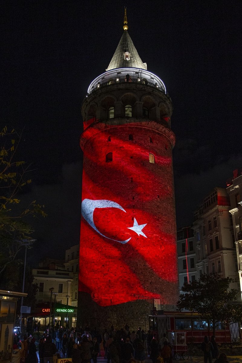 Şehit öğretmenler Galata Kulesi'nde fotoğraflarıyla anıldı