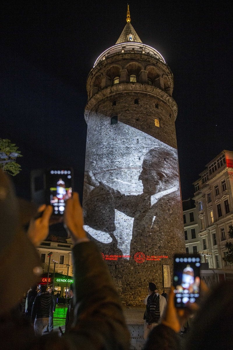 Şehit öğretmenler Galata Kulesi'nde fotoğraflarıyla anıldı