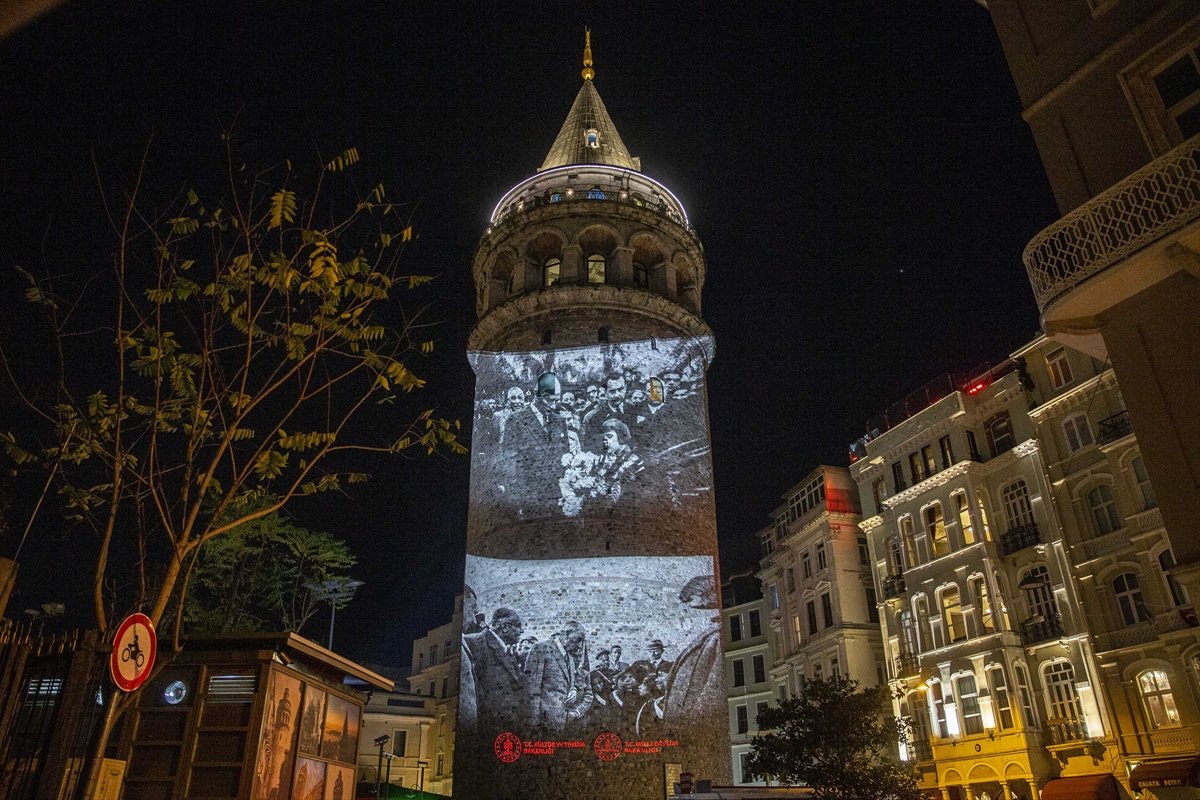 Şehit öğretmenler Galata Kulesi'nde fotoğraflarıyla anıldı