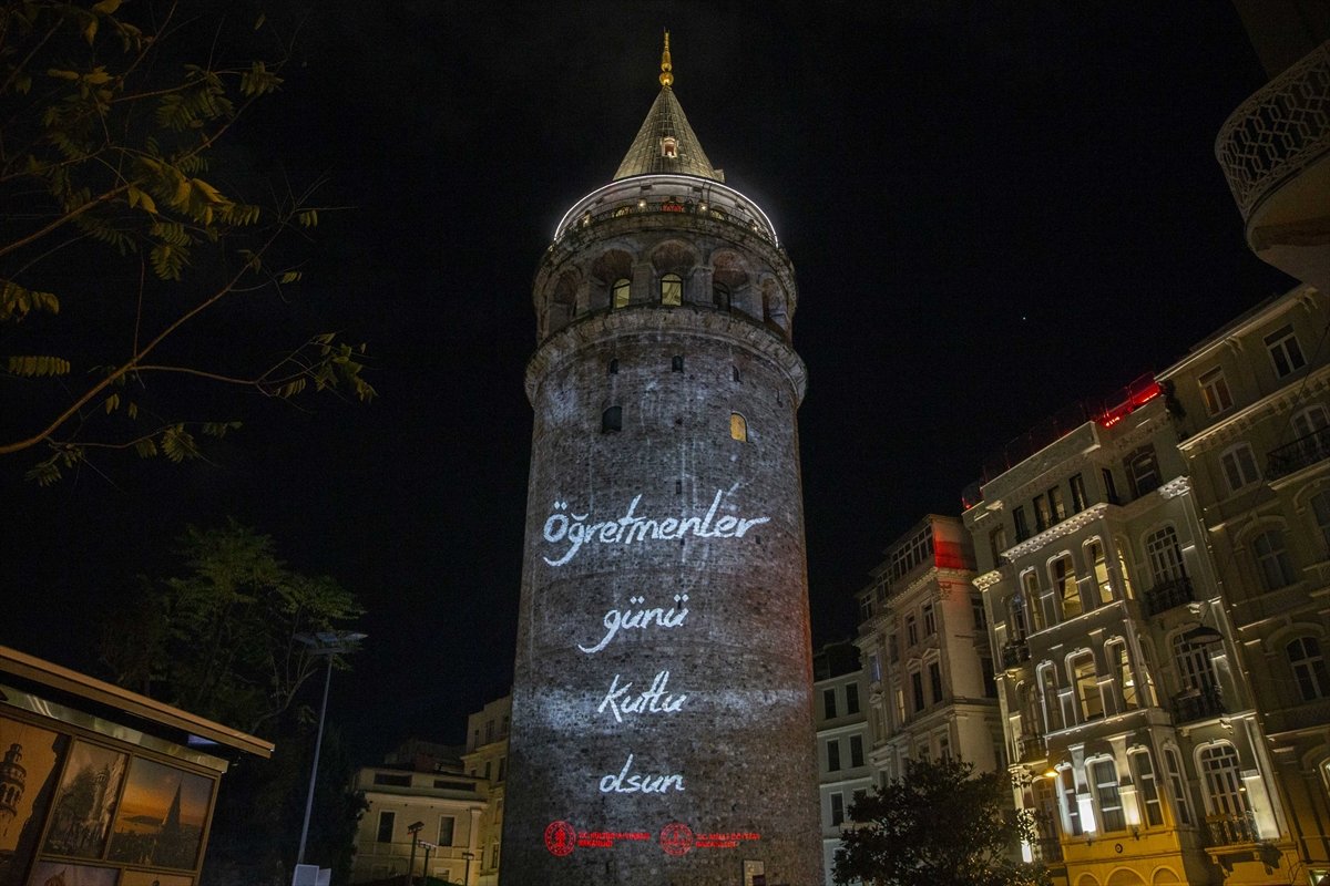 Şehit öğretmenler Galata Kulesi'nde fotoğraflarıyla anıldı