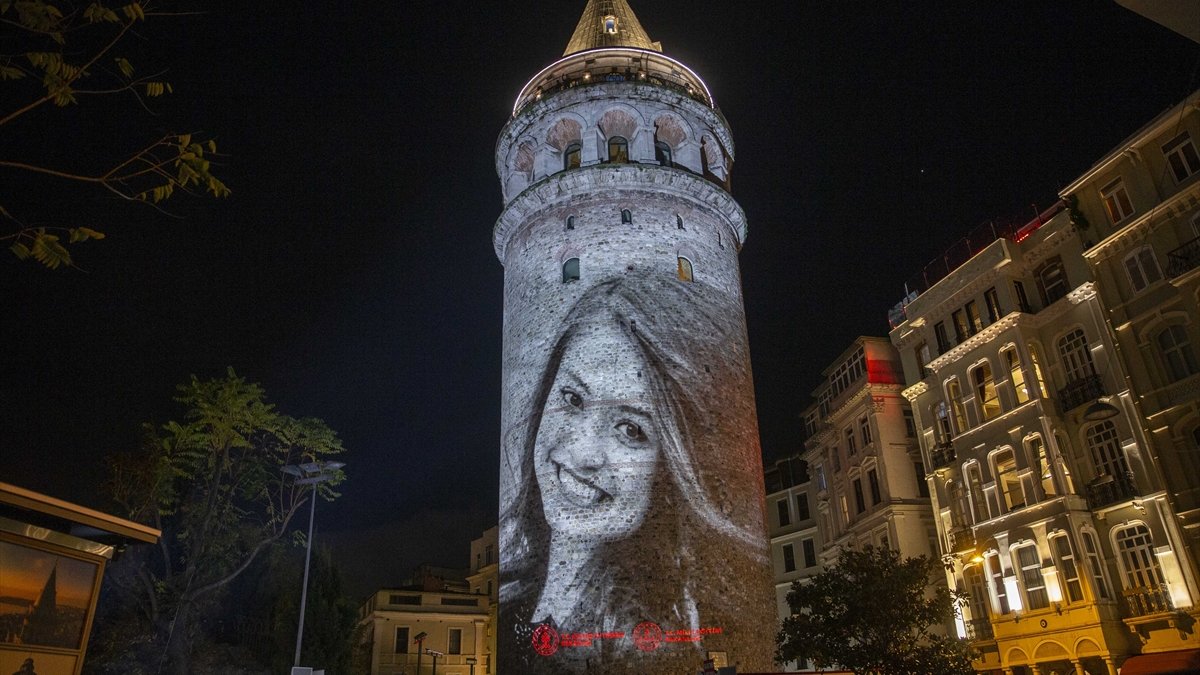 Şehit öğretmenler Galata Kulesi&#039;nde fotoğraflarıyla anıldı