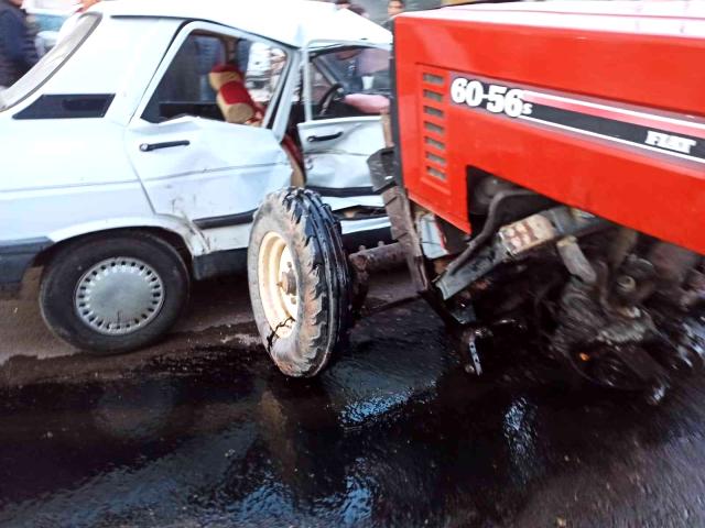 Son dakika 3. sayfa: Traktörün ikiye bölündüğü kazada 4 kişi yaralandı