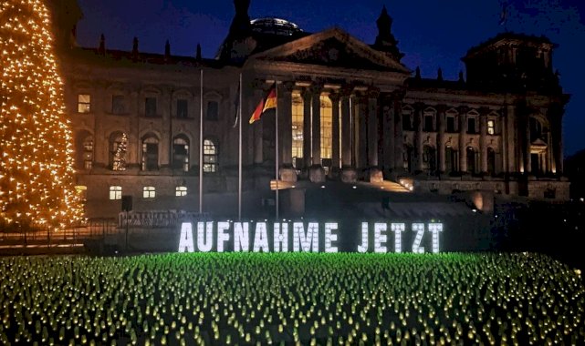 Almanya'da Federal Meclis binasının önünde göçmenler için mumlar yakıldı