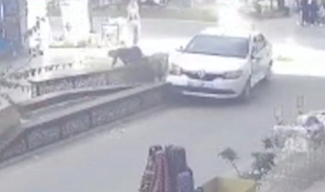 Antalya'da otomobilin altında kalmaktan kurtulan eşine koşup sarıldı