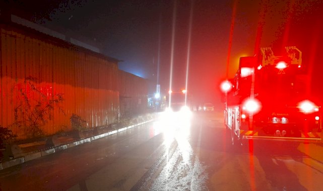Başakşehir'de demir tel üretim fabrikasında çıkan yangın söndürüldü
