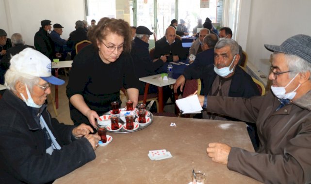 Burdur'da gelin geldiği mahallede 'kahveci hanım ağa' oldu