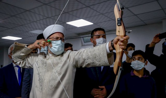 Diyanet İşleri Başkanı Ali Erbaş, açılışta ok attı