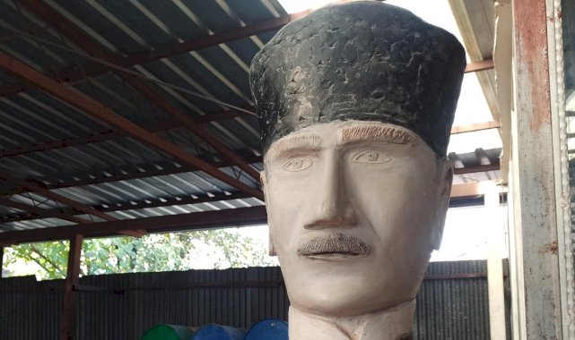Kahramanmaraş'taki tamir ustası, sevgisini Atatürk heykelleriyle gösteriyor