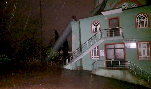 Kocaeli'de fırtınaya dayanamayan 2 caminin minaresi yan yattı