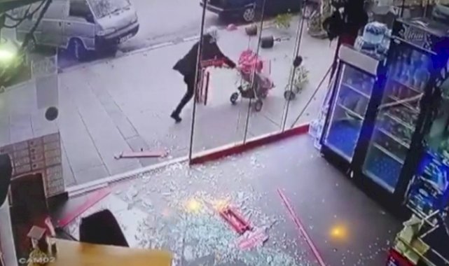 Sultangazi’de fırtına camı kırdı, bebek arabalı kadın zor kurtuldu