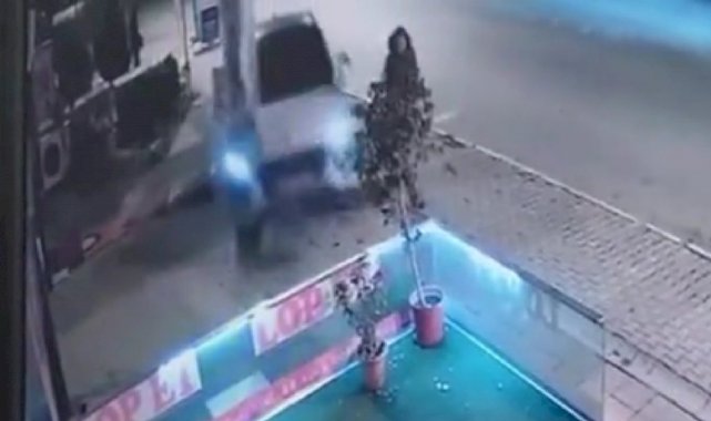 Fren yerine gaza bastı, 3 dükkan ve 3 otomobile çarptı