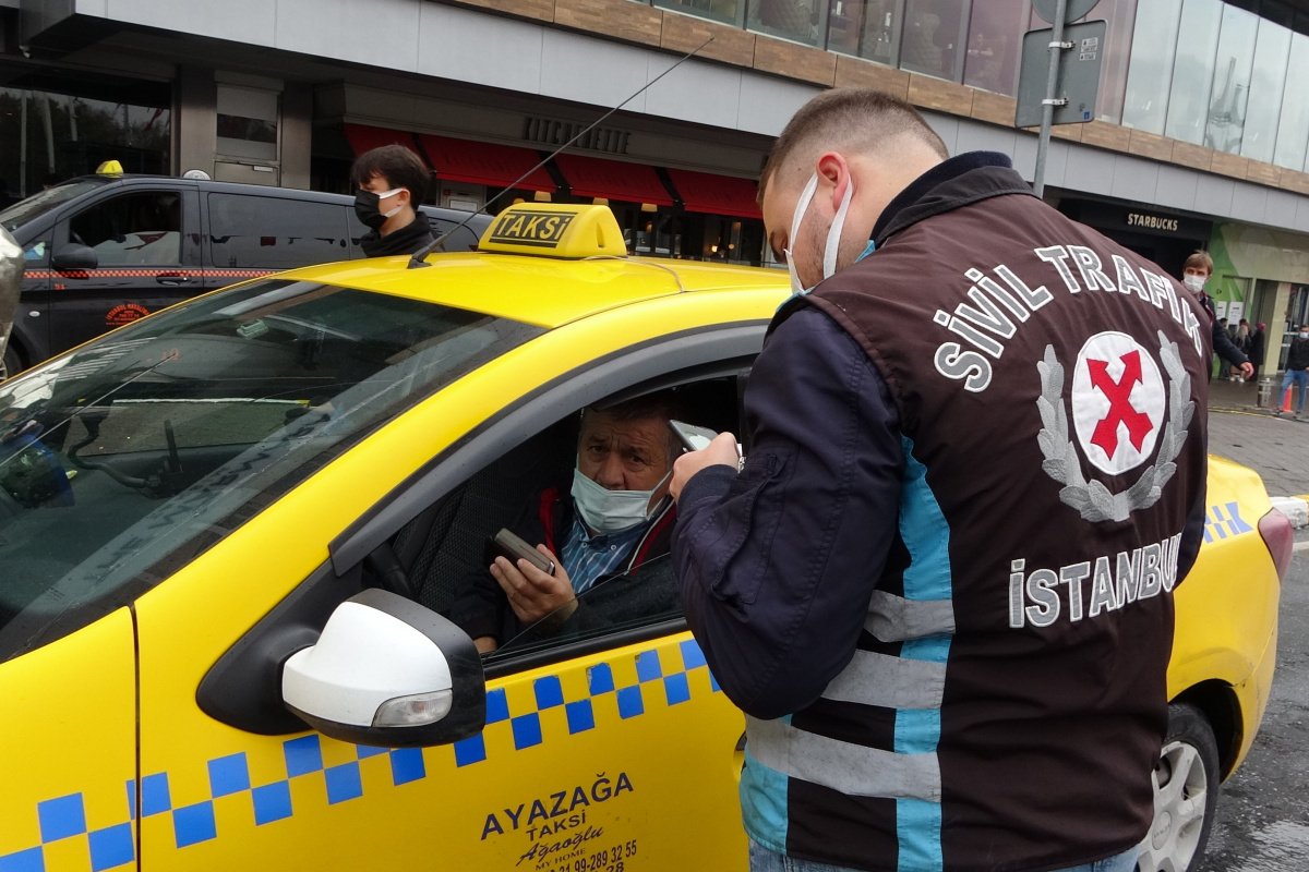 Trafik Ekipleri Tarafından Ceza Kesilen Taksici  Resim Çeken Gazeteciye Kızdı "Terbiyesiz herif, seni alakadar eder mi neden ceza yazıldığı?"