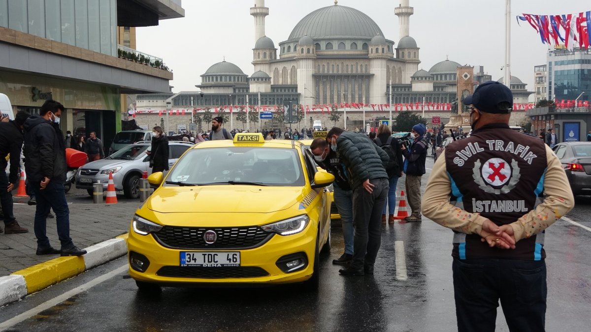 Trafik Ekipleri Tarafından Ceza Kesilen Taksici  Resim Çeken Gazeteciye Kızdı "Terbiyesiz herif, seni alakadar eder mi neden ceza yazıldığı?"
