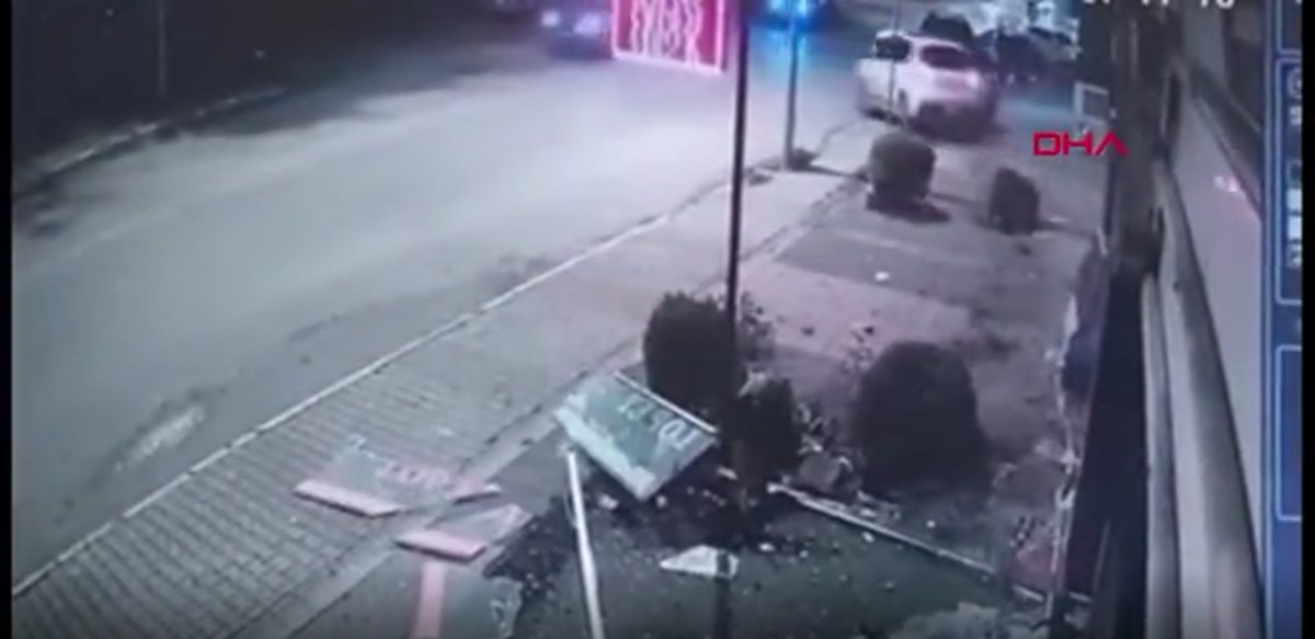 Fren yerine gaza bastı, 3 dükkan ve 3 otomobile çarptı