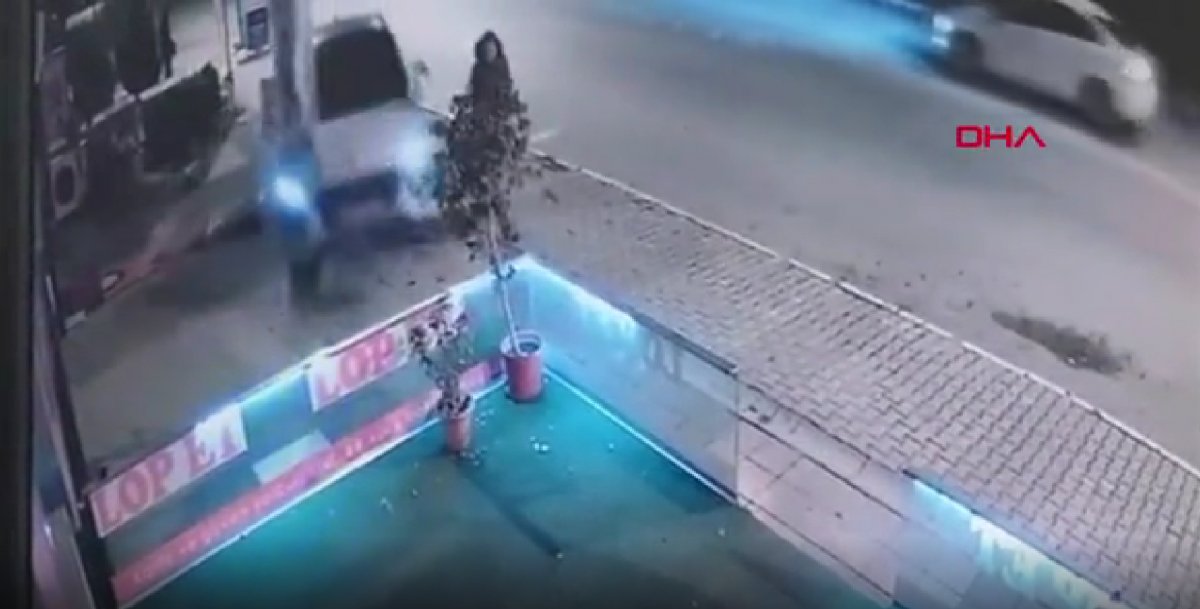 Fren yerine gaza bastı, 3 dükkan ve 3 otomobile çarptı