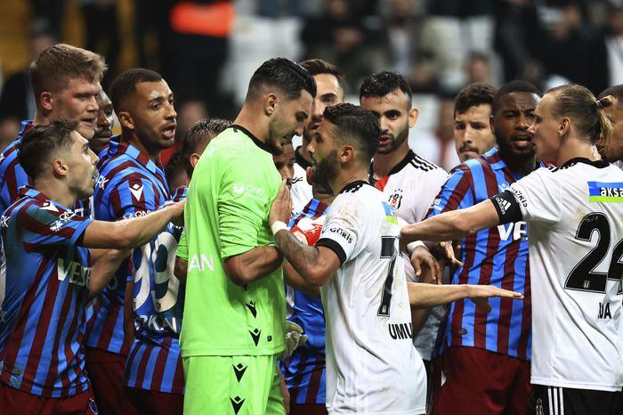 Uğurcan Çakır çılgına döndü, kırmızı kart gördü! Beşiktaş-Trabzonspor maçında saha karıştı