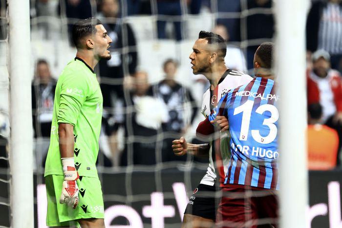 Uğurcan Çakır çılgına döndü, kırmızı kart gördü! Beşiktaş-Trabzonspor maçında saha karıştı