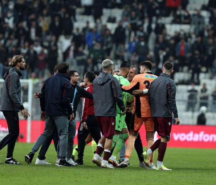 Uğurcan Çakır çılgına döndü, kırmızı kart gördü! Beşiktaş-Trabzonspor maçında saha karıştı