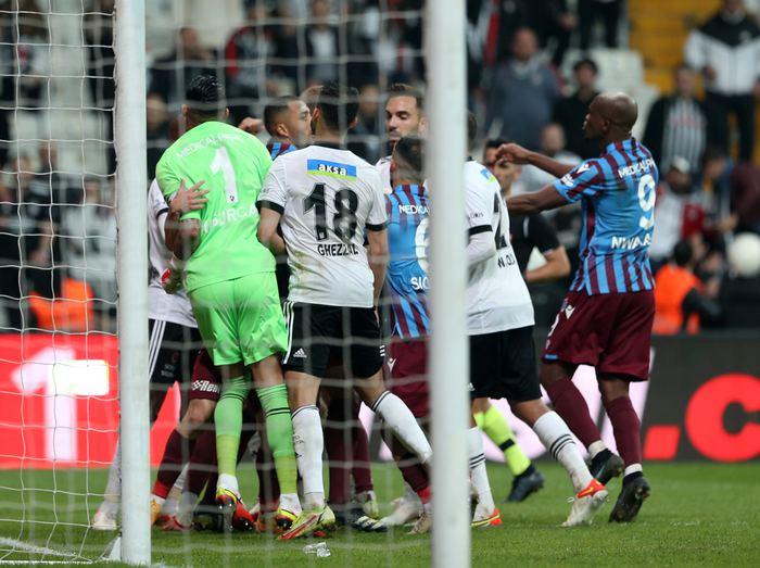 Uğurcan Çakır çılgına döndü, kırmızı kart gördü! Beşiktaş-Trabzonspor maçında saha karıştı